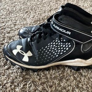 Boys UnderArmour football/baseball Cleats size 4